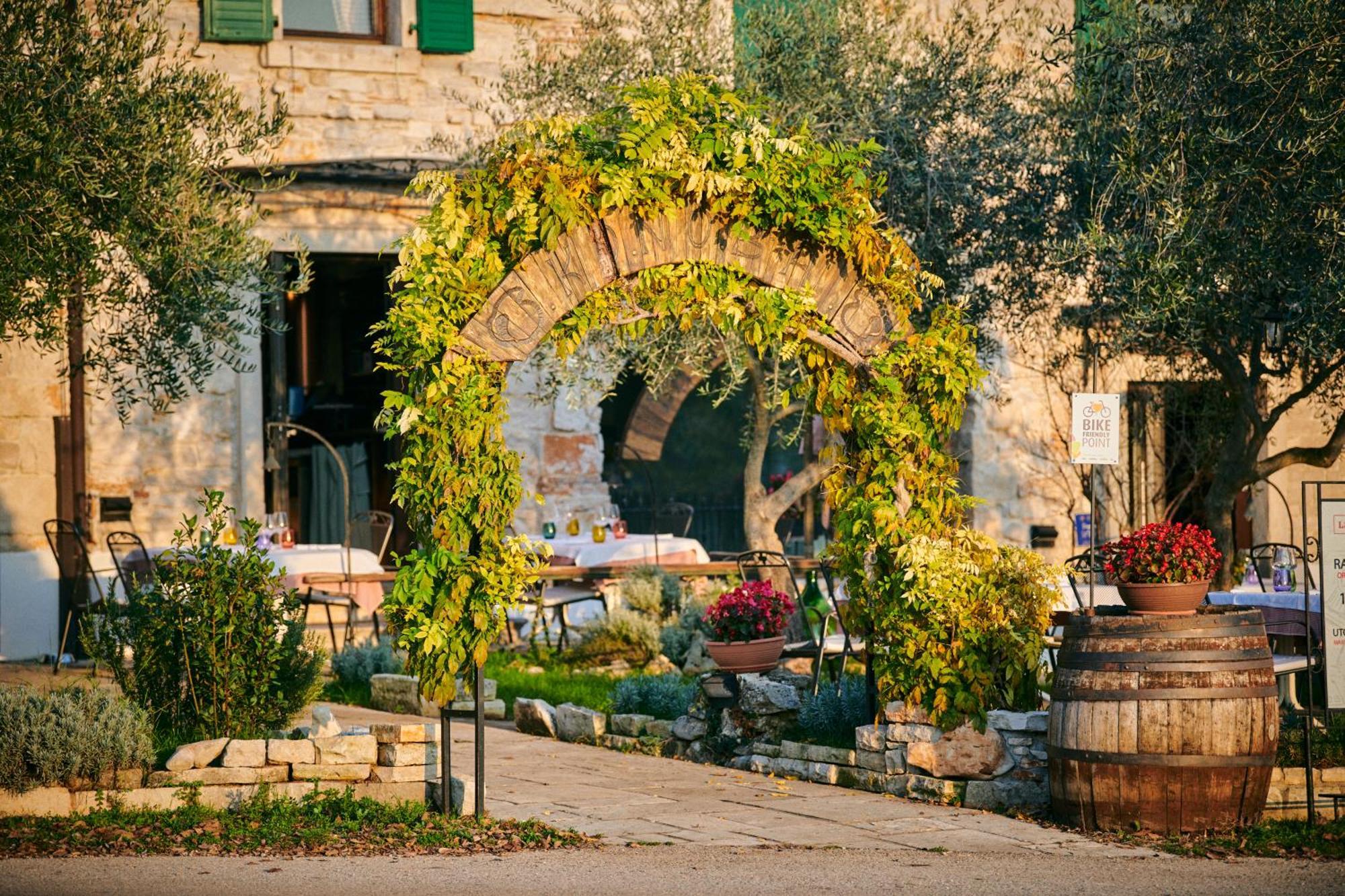 Casa Romantica La Parenzana Buje Bagian luar foto
