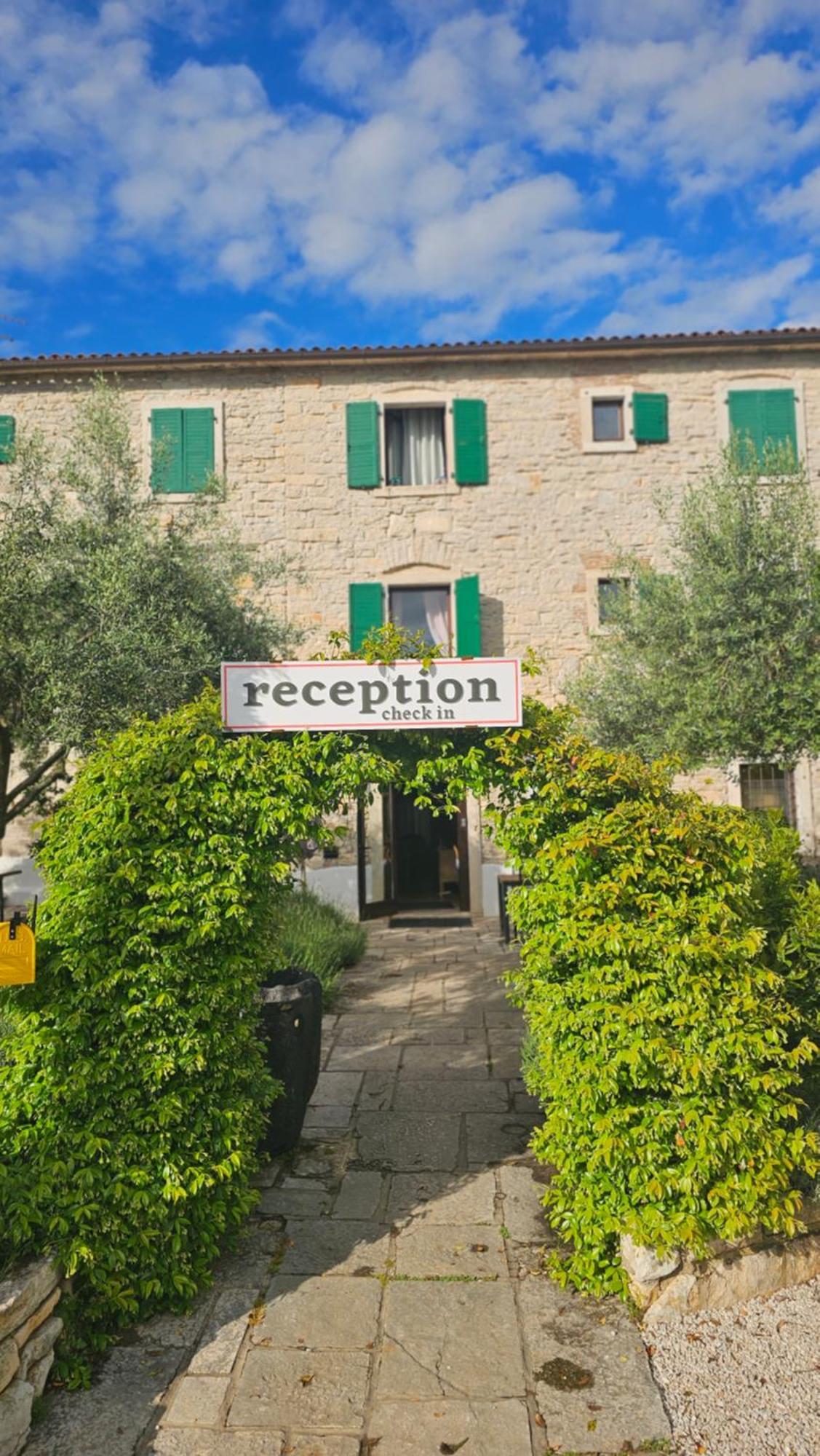 Casa Romantica La Parenzana Buje Bagian luar foto